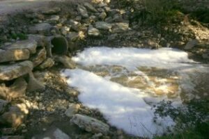 Agaden denuncia un nuevo vertido en el arroyo del Chorreon
