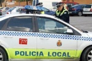 La Policía Local pilla in fraganti a un grafitero haciendo una pintada en un muro de El Rinconcillo