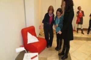 Colectivos de mujeres preparan la exposición del 8 de marzo organizada por el Ayto.