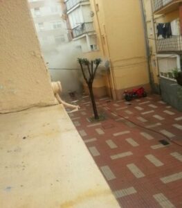 Bomberos intervienen en un "aparatoso" incendio de una casa en Algeciras