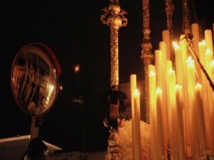 Belleza y procesionar con la lluvia en los talones"