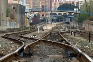 Activan un plan de transporte en carretera para las líneas de tren cortadas por las lluvias