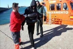 La Guardia Civil rescata a un inmigrante que se había arrojado al mar procedente de Ceuta