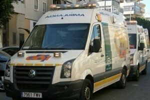 Calcinadas seis ambulancias en un incendio en una central de vehículos sanitarios en Algeciras