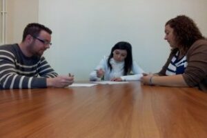 La delegada de Juventud se reúne con el colectivo fotográfico AFSUR