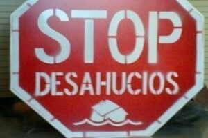 La Plataforma Antidesahucios frena en Algeciras el desalojo de una familia con dos menores