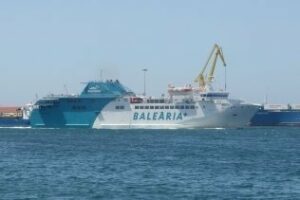 Un hombre muere al caer al mar desde un barco de pasajeros en el Estrecho
