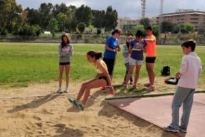 Un centenar de niños participan en las pruebas de los juegos municipales de atletismo