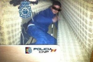 Detenido en Algeciras el conductor de una furgoneta que trasladaba a un inmigrante oculto en un sofá