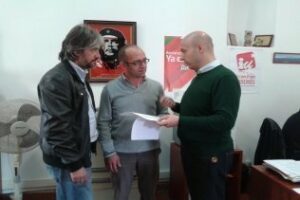 IU entrega al Presidente del Comité de Algesa la moción sobre la titularidad pública de la empresa