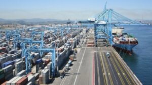 Herido grave tras caer desde unos contenedores cuando trabajaba en un barco en el Puerto de Algeciras