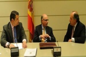 Montoro se compromete a estudiar la eliminación de aranceles a la importación del bunker"
