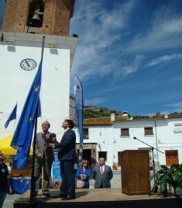 Izada la bandera de Europa en la Plaza de la Constitución de Jimena de la Frontera