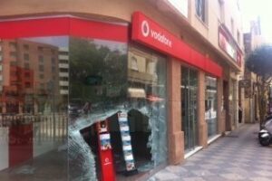 Destrozan el escaparate de una tienda de móviles en el centro de Algeciras