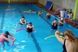 Salud Campo Gibraltar: Natación terapéutica y sus beneficios