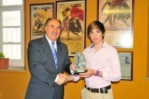 Presentado el premio cosechado en la final del circuito andaluz de becerradas