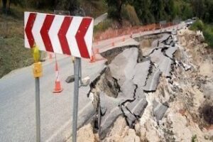 Un hundimiento obliga a cortar la carretera de Gaucín a Algeciras