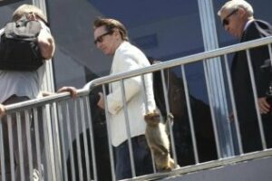 Julian Lennon "la mejor lección de mi padre fue la honestidad", visita una exposición de su padre en Gibraltar