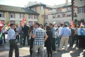 Un centenar de delegados de CCOO protestan por los despidos en el Hotel Reina Cristina