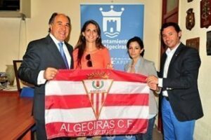Las banderas del Algeciras ondean por la ciudad