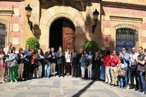 Concentración y minuto de silencio por los menores fallecidos a las puertas del ayuntamiento