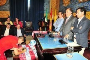 El Ayuntamiento recibe la visita del Algecirascf en recepción oficial