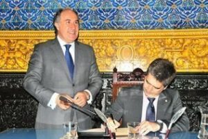 El director general de la Policía recibió la insignia de la ciudad