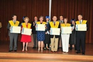 Landaluce impone las becas a los alumnos del Aula Universitaria de Mayores