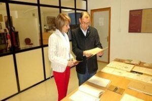 Pintor destaca la importancia de la labor archivística