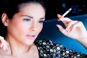 ♦ DESCUBRIMIENTOS| Fumar en la puerta también afecta dentro