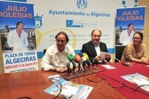 Presentado el concierto que Julio Iglesias ofrecerá en la plaza de toros