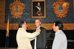Landaluce impone la insignia de la ciudad al jugador de balonmano Albert Rocas