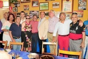 Landaluce saluda al maestro Ruiz Miguel en la caseta El patio de los camborios"