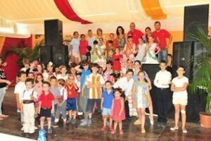 Los niños se hacen protagonistas de la caseta municipal durante la fiesta infantil