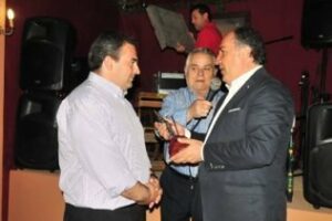 Landaluce entrega a la Archicofradía del Carmen Premio Cofrade de La Parihuela"