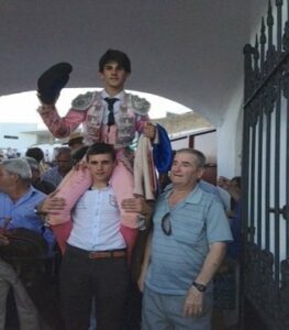 Jesús Nieto sale a hombros de la plaza de Zufre en la novillada televisada