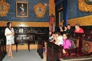 Alumnos del IES Las Palomas" conocen la historia del Salón de Plenos