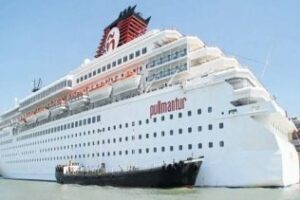 Un barco, a la deriva en aguas de Venecia por un incendio