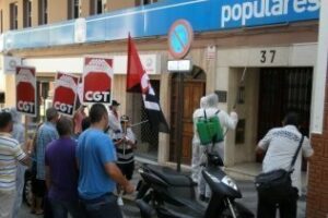 Militantes y simpatizantes de CGT "fumigan" la sede del PP en Algeciras
