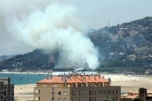 Desalojado al completo el Camping Tarifa a causa del incendio forestal