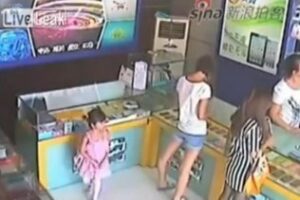 Absurdas| Una niña trata de robar un ipad colocándolo sin éxito debajo de su ropa interior