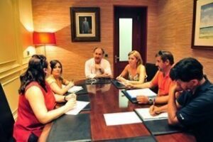 El alcalde recibe a la A.VV. Puente de los Guijos"