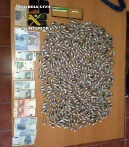 Detenida a una persona con 447 bellotas de hachís tras una persecución en moto