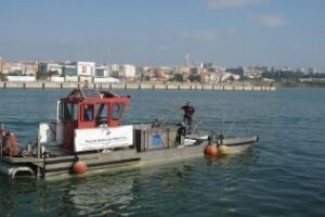 La APBA colabora este verano con la recogida de sólidos en la Bahía de Algeciras