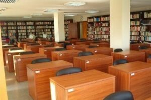 La UNED recibe una donación importante de 2.500 libros de Arte para su biblioteca