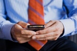 Absurdas| Alguien descubrió cómo cargar un teléfono móvil con orina