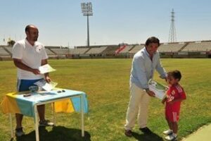 Rodríguez Ros entrega los diplomas a los participantes en el I Campus de Fútbol