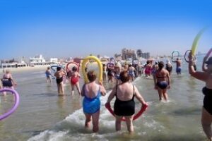 En marcha la gimnasia en las playas para mayores