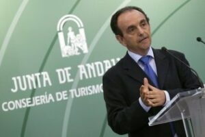 Turismo lamenta que el plan de protección del litoral no haya llegado antes