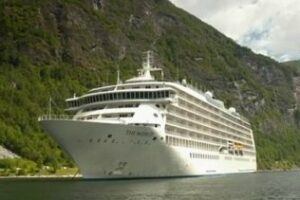 El crucero más lujoso del mundo fondea en las aguas de Marbella